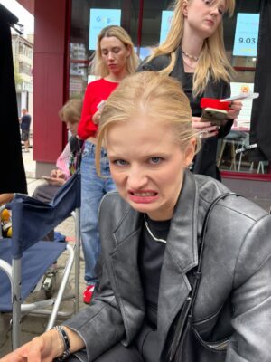 Aleksandra Bortich Instagram - Ой, опять ничего не поменялась. Главное всё то же - любовь сильнее всего. 31!
Если хотите порадовать - пожертвование в @shalash.academy будет лучшим подарком🤍