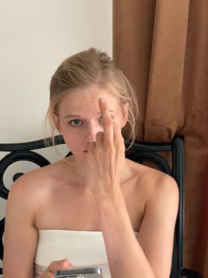 Aleksandra Bortich Instagram - Ой, опять ничего не поменялась. Главное всё то же - любовь сильнее всего. 31!
Если хотите порадовать - пожертвование в @shalash.academy будет лучшим подарком🤍
