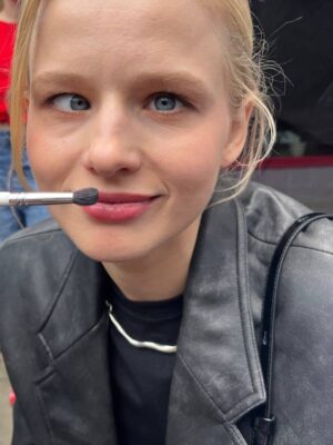 Aleksandra Bortich Instagram - Ой, опять ничего не поменялась. Главное всё то же - любовь сильнее всего. 31!
Если хотите порадовать - пожертвование в @shalash.academy будет лучшим подарком🤍