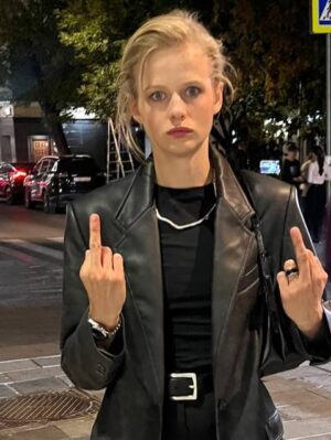 Aleksandra Bortich Instagram - Ой, опять ничего не поменялась. Главное всё то же - любовь сильнее всего. 31!
Если хотите порадовать - пожертвование в @shalash.academy будет лучшим подарком🤍