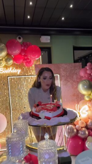 Alessia Macari Instagram - Ieri, per il mio #compleanno 🎂 sorpresa da parte della mia famiglia super riuscita!!!
Un ringraziamento in particolare va alle ragazze di @balloonstyleeventi che hanno realizzato un #allestimento davvero meraviglioso 🤩 qui a #caltanissetta