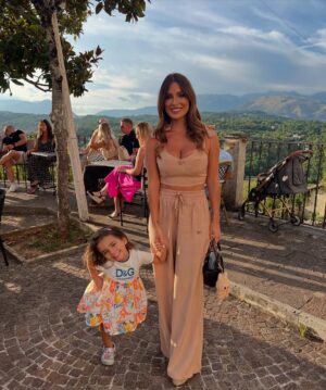 Alessia Macari Instagram - La mia piccola principessa con il sorriso più bello del mondo 🌎sei la luce della mia vita . Ti amo piccola cioci @nevaehkragl 🩷 #minime #princess #momdaughter #loveofmylife