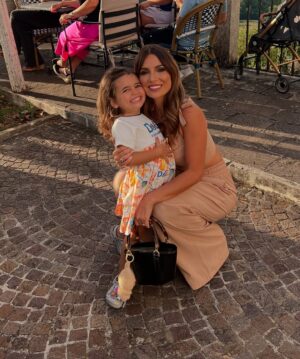 Alessia Macari Instagram - La mia piccola principessa con il sorriso più bello del mondo 🌎sei la luce della mia vita . Ti amo piccola cioci @nevaehkragl 🩷 #minime #princess #momdaughter #loveofmylife