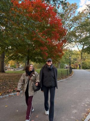 Alexia Mori Instagram - Rencontre au sommet à Manhattan rien que ça !!! Dites nous le qu’on est vos préférées 😜😍