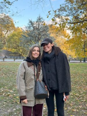 Alexia Mori Instagram - Rencontre au sommet à Manhattan rien que ça !!! Dites nous le qu’on est vos préférées 😜😍