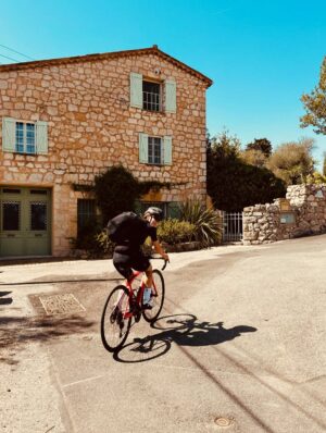 Alice Braga Instagram - Eu achava que andava de bike até entender a subida da Vista Chinesa, entender o que é andar de bike em uma estrada qualquer ou na beira do mar, em diferentes cidades do mundo…
Bom demais se apaixonar por uma coisa depois de adulta. Recomendo fortemente. 
A culpada desse vício na última foto 🫀
Vida boa, boa vida