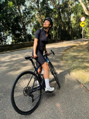 Alice Braga Instagram - Eu achava que andava de bike até entender a subida da Vista Chinesa, entender o que é andar de bike em uma estrada qualquer ou na beira do mar, em diferentes cidades do mundo…
Bom demais se apaixonar por uma coisa depois de adulta. Recomendo fortemente. 
A culpada desse vício na última foto 🫀
Vida boa, boa vida