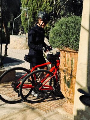 Alice Braga Instagram - Eu achava que andava de bike até entender a subida da Vista Chinesa, entender o que é andar de bike em uma estrada qualquer ou na beira do mar, em diferentes cidades do mundo…
Bom demais se apaixonar por uma coisa depois de adulta. Recomendo fortemente. 
A culpada desse vício na última foto 🫀
Vida boa, boa vida