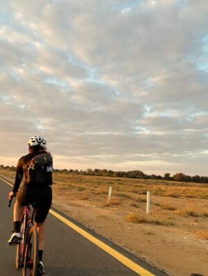 Alice Braga Instagram - Eu achava que andava de bike até entender a subida da Vista Chinesa, entender o que é andar de bike em uma estrada qualquer ou na beira do mar, em diferentes cidades do mundo…
Bom demais se apaixonar por uma coisa depois de adulta. Recomendo fortemente. 
A culpada desse vício na última foto 🫀
Vida boa, boa vida