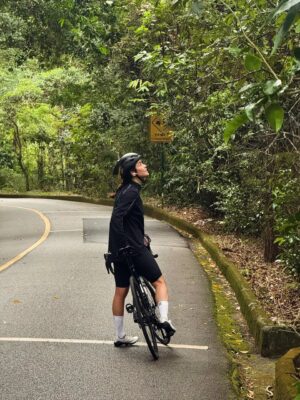 Alice Braga Instagram - Eu achava que andava de bike até entender a subida da Vista Chinesa, entender o que é andar de bike em uma estrada qualquer ou na beira do mar, em diferentes cidades do mundo…
Bom demais se apaixonar por uma coisa depois de adulta. Recomendo fortemente. 
A culpada desse vício na última foto 🫀
Vida boa, boa vida