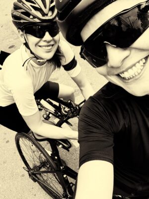 Alice Braga Instagram - Eu achava que andava de bike até entender a subida da Vista Chinesa, entender o que é andar de bike em uma estrada qualquer ou na beira do mar, em diferentes cidades do mundo…
Bom demais se apaixonar por uma coisa depois de adulta. Recomendo fortemente. 
A culpada desse vício na última foto 🫀
Vida boa, boa vida