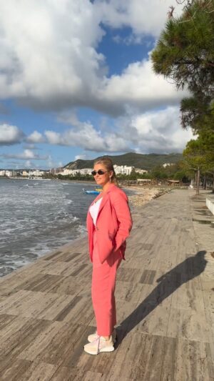 Alketa Vejsiu Instagram - Aulona, kenga me e bukur per Vloren! O Vlora sa e bukur je

Kishte dicka magjike ne Vlore sot. Ne po regjistrojme episodet e @meet_the_artist__  qe vjen per ju ne Nentor ne Kanalin tim ne You Tube.