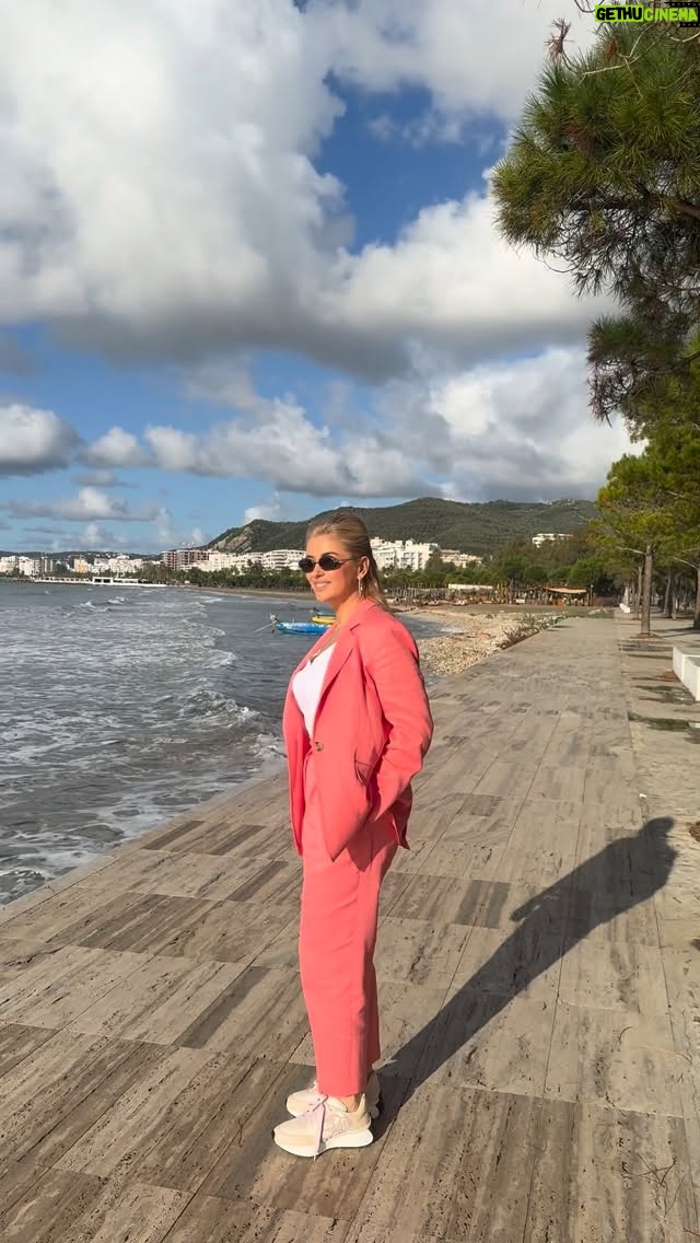 Alketa Vejsiu - 4.2K Likes - Aulona, kenga me e bukur per Vloren! O Vlora sa e bukur je

Kishte dicka magjike ne Vlore sot. Ne po regjistrojme episodet e @meet_the_artist__  qe vjen per ju ne Nentor ne Kanalin tim ne You Tube.