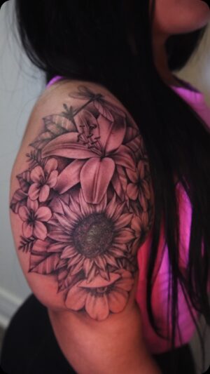 Amanda Salinas Instagram - Thank you so much to @Chavezedgar1 for my beautiful artwork 🌻 , it’s still not finished. If you are ever in Irving, TX, and thinking of getting a tattoo, stop by @Blackdust_Tattoos25 and ask for @Chavezedgar1 or any of his other tattoo artists. They do awesome work! You won’t be disappointed! Please go follow their pages @chavezedgar1 @blackdust_tattoos25