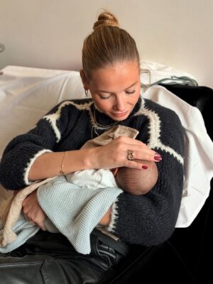 Amandine Petit Instagram - Ma chère grande sœur, 

Tu m’as offert le plus beau des cadeaux, celui d’être tata. Te voir devenir maman est l’une des plus belles émotions que nous avons pu partager.

Ce rôle te va si bien, comme si ton cœur l’attendait depuis toujours 🤍

À toi, petit trésor, sache que ta tata t’aime déjà d’un amour immense. Je te promets d’être toujours là, pour te protéger, te chatouiller jusqu’à en pleurer de rire, te couvrir quand tu feras des bêtises, faire la course le plus vite possible, t’offrir les cadeaux inutiles où tes parents me détesterons et surtout t’aimer sans mesure. 

J’ai appris ta naissance juste avant ma course du Marseille Cassis et tu m’as porté chance. Tu m’as motivé tout du long de la montée parce que j’avais qu’une hâte : te rencontrer !!! 💫 

Il va falloir attendre quelques années avant que tu viennes courir avec tata, mais j’ai déjà hâte !! 

Bienvenue dans ta famille, petit cœur 🤍
Ne sois pas impressionné par tous ces regards
posés sur toi, par ma grosse voix, mes éclats de rire,
ou ma maladresse quand je t’enlace. Je ne suis pas encore très habitué à porter d’aussi petits bébés,
mais je sais déjà que toi, tu es mon prince 👑 ♥️