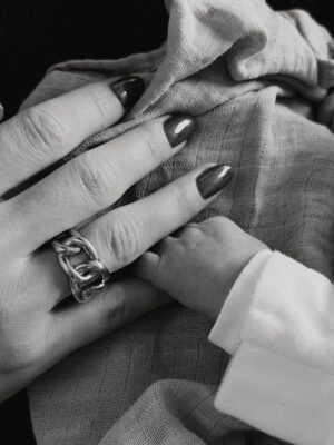 Amandine Petit Instagram - Ma chère grande sœur, 

Tu m’as offert le plus beau des cadeaux, celui d’être tata. Te voir devenir maman est l’une des plus belles émotions que nous avons pu partager.

Ce rôle te va si bien, comme si ton cœur l’attendait depuis toujours 🤍

À toi, petit trésor, sache que ta tata t’aime déjà d’un amour immense. Je te promets d’être toujours là, pour te protéger, te chatouiller jusqu’à en pleurer de rire, te couvrir quand tu feras des bêtises, faire la course le plus vite possible, t’offrir les cadeaux inutiles où tes parents me détesterons et surtout t’aimer sans mesure. 

J’ai appris ta naissance juste avant ma course du Marseille Cassis et tu m’as porté chance. Tu m’as motivé tout du long de la montée parce que j’avais qu’une hâte : te rencontrer !!! 💫 

Il va falloir attendre quelques années avant que tu viennes courir avec tata, mais j’ai déjà hâte !! 

Bienvenue dans ta famille, petit cœur 🤍
Ne sois pas impressionné par tous ces regards
posés sur toi, par ma grosse voix, mes éclats de rire,
ou ma maladresse quand je t’enlace. Je ne suis pas encore très habitué à porter d’aussi petits bébés,
mais je sais déjà que toi, tu es mon prince 👑 ♥️
