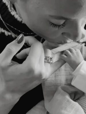 Amandine Petit Instagram - Ma chère grande sœur, 

Tu m’as offert le plus beau des cadeaux, celui d’être tata. Te voir devenir maman est l’une des plus belles émotions que nous avons pu partager.

Ce rôle te va si bien, comme si ton cœur l’attendait depuis toujours 🤍

À toi, petit trésor, sache que ta tata t’aime déjà d’un amour immense. Je te promets d’être toujours là, pour te protéger, te chatouiller jusqu’à en pleurer de rire, te couvrir quand tu feras des bêtises, faire la course le plus vite possible, t’offrir les cadeaux inutiles où tes parents me détesterons et surtout t’aimer sans mesure. 

J’ai appris ta naissance juste avant ma course du Marseille Cassis et tu m’as porté chance. Tu m’as motivé tout du long de la montée parce que j’avais qu’une hâte : te rencontrer !!! 💫 

Il va falloir attendre quelques années avant que tu viennes courir avec tata, mais j’ai déjà hâte !! 

Bienvenue dans ta famille, petit cœur 🤍
Ne sois pas impressionné par tous ces regards
posés sur toi, par ma grosse voix, mes éclats de rire,
ou ma maladresse quand je t’enlace. Je ne suis pas encore très habitué à porter d’aussi petits bébés,
mais je sais déjà que toi, tu es mon prince 👑 ♥️