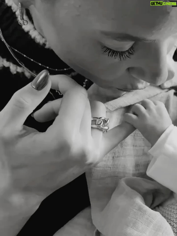 Amandine Petit - 100.3K Likes - Ma chère grande sœur, 

Tu m’as offert le plus beau des cadeaux, celui d’être tata. Te voir devenir maman est l’une des plus belles émotions que nous avons pu partager.

Ce rôle te va si bien, comme si ton cœur l’attendait depuis toujours 🤍

À toi, petit trésor, sache que ta tata t’aime déjà d’un amour immense. Je te promets d’être toujours là, pour te protéger, te chatouiller jusqu’à en pleurer de rire, te couvrir quand tu feras des bêtises, faire la course le plus vite possible, t’offrir les cadeaux inutiles où tes parents me détesterons et surtout t’aimer sans mesure. 

J’ai appris ta naissance juste avant ma course du Marseille Cassis et tu m’as porté chance. Tu m’as motivé tout du long de la montée parce que j’avais qu’une hâte : te rencontrer !!! 💫 

Il va falloir attendre quelques années avant que tu viennes courir avec tata, mais j’ai déjà hâte !! 

Bienvenue dans ta famille, petit cœur 🤍
Ne sois pas impressionné par tous ces regards
posés sur toi, par ma grosse voix, mes éclats de rire,
ou ma maladresse quand je t’enlace. Je ne suis pas encore très habitué à porter d’aussi petits bébés,
mais je sais déjà que toi, tu es mon prince 👑 ♥️