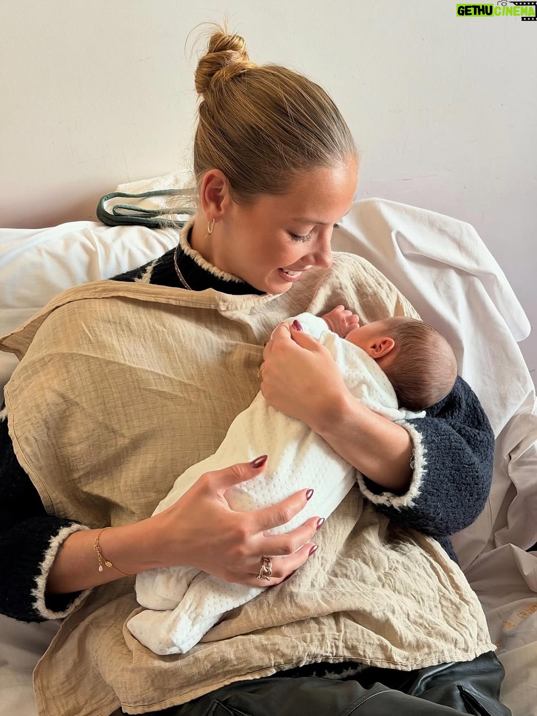 Amandine Petit - 100.3K Likes - Ma chère grande sœur, 

Tu m’as offert le plus beau des cadeaux, celui d’être tata. Te voir devenir maman est l’une des plus belles émotions que nous avons pu partager.

Ce rôle te va si bien, comme si ton cœur l’attendait depuis toujours 🤍

À toi, petit trésor, sache que ta tata t’aime déjà d’un amour immense. Je te promets d’être toujours là, pour te protéger, te chatouiller jusqu’à en pleurer de rire, te couvrir quand tu feras des bêtises, faire la course le plus vite possible, t’offrir les cadeaux inutiles où tes parents me détesterons et surtout t’aimer sans mesure. 

J’ai appris ta naissance juste avant ma course du Marseille Cassis et tu m’as porté chance. Tu m’as motivé tout du long de la montée parce que j’avais qu’une hâte : te rencontrer !!! 💫 

Il va falloir attendre quelques années avant que tu viennes courir avec tata, mais j’ai déjà hâte !! 

Bienvenue dans ta famille, petit cœur 🤍
Ne sois pas impressionné par tous ces regards
posés sur toi, par ma grosse voix, mes éclats de rire,
ou ma maladresse quand je t’enlace. Je ne suis pas encore très habitué à porter d’aussi petits bébés,
mais je sais déjà que toi, tu es mon prince 👑 ♥️
