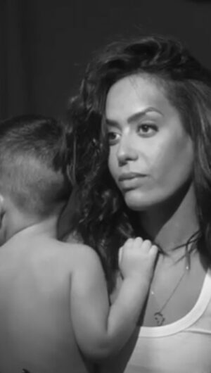 Amel Bent Instagram - MINUIT MOINS SIX … je partage un peu des coulisses de la séance photo avec @romgarcin et des vidéos avec @azzedine__brahimi_ 🖤 glam by mes merveilleuses @anais_hairstyle et @yassglamm , merci à mes ami.e.s @giambattistavalli @coperni @lecourtmansion pour les pièces magnifiques 🤝🏽 big up à toutes les équipes de @pams_paris et @studiomatierepremiere 🖤
Un gros bisou à mon fils qui a tenu 37 secondes en place pour la cover ☺️😛