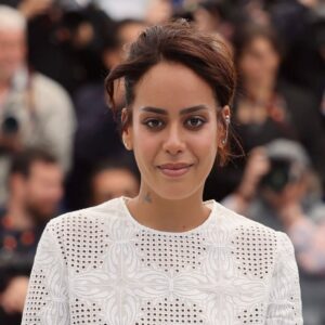 Amel Bent Instagram - Il y a des enfants qui grandissent avec des rêves trop grands.
Des rêves aussi grands que les murs qui se dressent devant eux.
Ces murs invisibles qui enferment dans des cases, brisent et découragent.
Mais parfois …parce qu’ils ont tenu le coup, parce qu’ils ont bossé encore et encore et encore , parce qu’ils ont rêvé et prié très fort … parfois un mur tombe.
Et là, de l’autre côté du mur, ils ne prennent pas leur revanche, ne se prennent pas pour un autre, non, ils sont juste dans la joie et la gratitude car ils savent et se souviennent les « non », les sacrifices, les parents inquiets, les angoisses, les galères, le chemin parcouru et celui qui reste à faire et surtout le travail!
Pour moi, cette montée des marches avec tous les enfants et les jeunes de MA FRÈRE, c’était ça…
C’était dire sans rien dire que ce sont les rêves trop grands de ces enfants qui cassent des murs…
J’écris ça pour celles et ceux qui doutent, se battent et avancent malgré les murs dressés devant eux…
Pour celles et ceux qui ne rentrent pas dans les cases…
Pour les enfants des quartiers populaires…
Pour la poésie urbaine…
Pour cette jeunesse qu’on ne regarde jamais avec tendresse et qu’on juge tout le temps , trop mal , trop vite sans écouter ce qu’elle a à dire et comprendre ce qu’elle a à vivre.
Encore merci Romane et Lise pour l’intelligence, pour votre regard qui met en lumière l’intelligence et le monde de ces enfants et répare un peu les enfants qu’on était…
Ce message est pour la petite Amel qui avait des rêves trop grands pour elle et qui rêvait de voir ce qu’il se passe de l’autre côté du mur…
Merci mon Dieu 🤲🏽