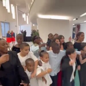 Amel Bent Instagram - Il y a des enfants qui grandissent avec des rêves trop grands.
Des rêves aussi grands que les murs qui se dressent devant eux.
Ces murs invisibles qui enferment dans des cases, brisent et découragent.
Mais parfois …parce qu’ils ont tenu le coup, parce qu’ils ont bossé encore et encore et encore , parce qu’ils ont rêvé et prié très fort … parfois un mur tombe.
Et là, de l’autre côté du mur, ils ne prennent pas leur revanche, ne se prennent pas pour un autre, non, ils sont juste dans la joie et la gratitude car ils savent et se souviennent les « non », les sacrifices, les parents inquiets, les angoisses, les galères, le chemin parcouru et celui qui reste à faire et surtout le travail!
Pour moi, cette montée des marches avec tous les enfants et les jeunes de MA FRÈRE, c’était ça…
C’était dire sans rien dire que ce sont les rêves trop grands de ces enfants qui cassent des murs…
J’écris ça pour celles et ceux qui doutent, se battent et avancent malgré les murs dressés devant eux…
Pour celles et ceux qui ne rentrent pas dans les cases…
Pour les enfants des quartiers populaires…
Pour la poésie urbaine…
Pour cette jeunesse qu’on ne regarde jamais avec tendresse et qu’on juge tout le temps , trop mal , trop vite sans écouter ce qu’elle a à dire et comprendre ce qu’elle a à vivre.
Encore merci Romane et Lise pour l’intelligence, pour votre regard qui met en lumière l’intelligence et le monde de ces enfants et répare un peu les enfants qu’on était…
Ce message est pour la petite Amel qui avait des rêves trop grands pour elle et qui rêvait de voir ce qu’il se passe de l’autre côté du mur…
Merci mon Dieu 🤲🏽