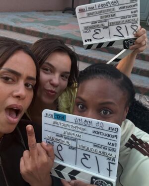 Amel Bent Instagram - MA FRERE … tellement pas juste un film , c’est un carrefour de vies , des vies qui méritent qu’on les raconte quand elles s’entremêlent , se choquent et s’embrassent ! Ce que j’ai vécu avec cette team , c’était pas de la fiction non , c’etait des moments de la vraie vie , avec des âmes de tous âges , toutes origines, tous rêves et avec un objectif commun … nous raconter dans nos différences , nos failures , nos chagrins , nos amours et surtout nos espoirs ! Je suis tellement heureuse ! Merci Lise et Romane de m’avoir trouvé une place dans ce film et dans votre cœur ! À Shirel , Fanta, Idir , Suzanne , Yuming , Esther,Zakaria ,Mouctar et toutes les bombes que j’ai rencontré sur ce set à Die comme à Place des Fêtes …je vous aime pour la vie …Vive nous et vive MA FRERE !!!! CANNES prépare toi seulement 👀