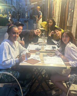 Amel Bent Instagram - MA FRERE … tellement pas juste un film , c’est un carrefour de vies , des vies qui méritent qu’on les raconte quand elles s’entremêlent , se choquent et s’embrassent ! Ce que j’ai vécu avec cette team , c’était pas de la fiction non , c’etait des moments de la vraie vie , avec des âmes de tous âges , toutes origines, tous rêves et avec un objectif commun … nous raconter dans nos différences , nos failures , nos chagrins , nos amours et surtout nos espoirs ! Je suis tellement heureuse ! Merci Lise et Romane de m’avoir trouvé une place dans ce film et dans votre cœur ! À Shirel , Fanta, Idir , Suzanne , Yuming , Esther,Zakaria ,Mouctar et toutes les bombes que j’ai rencontré sur ce set à Die comme à Place des Fêtes …je vous aime pour la vie …Vive nous et vive MA FRERE !!!! CANNES prépare toi seulement 👀