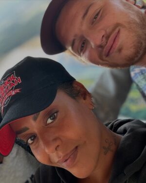 Amel Bent Instagram - MA FRERE … tellement pas juste un film , c’est un carrefour de vies , des vies qui méritent qu’on les raconte quand elles s’entremêlent , se choquent et s’embrassent ! Ce que j’ai vécu avec cette team , c’était pas de la fiction non , c’etait des moments de la vraie vie , avec des âmes de tous âges , toutes origines, tous rêves et avec un objectif commun … nous raconter dans nos différences , nos failures , nos chagrins , nos amours et surtout nos espoirs ! Je suis tellement heureuse ! Merci Lise et Romane de m’avoir trouvé une place dans ce film et dans votre cœur ! À Shirel , Fanta, Idir , Suzanne , Yuming , Esther,Zakaria ,Mouctar et toutes les bombes que j’ai rencontré sur ce set à Die comme à Place des Fêtes …je vous aime pour la vie …Vive nous et vive MA FRERE !!!! CANNES prépare toi seulement 👀