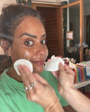 Amel Bent Instagram - MA FRERE … tellement pas juste un film , c’est un carrefour de vies , des vies qui méritent qu’on les raconte quand elles s’entremêlent , se choquent et s’embrassent ! Ce que j’ai vécu avec cette team , c’était pas de la fiction non , c’etait des moments de la vraie vie , avec des âmes de tous âges , toutes origines, tous rêves et avec un objectif commun … nous raconter dans nos différences , nos failures , nos chagrins , nos amours et surtout nos espoirs ! Je suis tellement heureuse ! Merci Lise et Romane de m’avoir trouvé une place dans ce film et dans votre cœur ! À Shirel , Fanta, Idir , Suzanne , Yuming , Esther,Zakaria ,Mouctar et toutes les bombes que j’ai rencontré sur ce set à Die comme à Place des Fêtes …je vous aime pour la vie …Vive nous et vive MA FRERE !!!! CANNES prépare toi seulement 👀