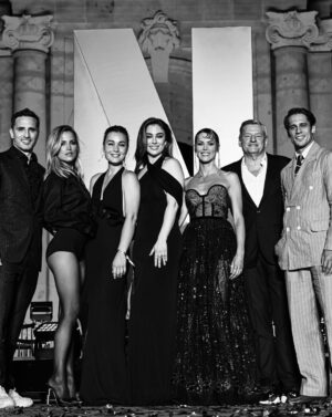 Ana Fernández Instagram - Feliz aniversario @netflixes !! 

Vuestras Chicas del Cable no podíamos faltar! Aterrizamos con vosotros, conectamos corazones , abrimos paso a todo lo que estaba por llegar y nos fuimos a lo grande ! Gracias a toda la gente que nos demuestra tanto cariño ❤️

Total look de @maxmara 
Sandalias @ricagno_ 
Joyas @carreraycarrera_official 
Estilismo de la genia @capelliercapellier 
Makeup&hair @gabriel_llano @narsissist 

Equipazo de @carcelen_mgmt @jorgemelia