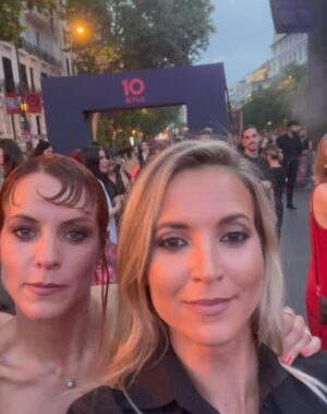 Ana Fernández Instagram - Feliz aniversario @netflixes !! 

Vuestras Chicas del Cable no podíamos faltar! Aterrizamos con vosotros, conectamos corazones , abrimos paso a todo lo que estaba por llegar y nos fuimos a lo grande ! Gracias a toda la gente que nos demuestra tanto cariño ❤️

Total look de @maxmara 
Sandalias @ricagno_ 
Joyas @carreraycarrera_official 
Estilismo de la genia @capelliercapellier 
Makeup&hair @gabriel_llano @narsissist 

Equipazo de @carcelen_mgmt @jorgemelia