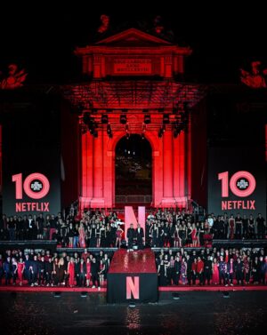 Ana Fernández Instagram - Feliz aniversario @netflixes !! 

Vuestras Chicas del Cable no podíamos faltar! Aterrizamos con vosotros, conectamos corazones , abrimos paso a todo lo que estaba por llegar y nos fuimos a lo grande ! Gracias a toda la gente que nos demuestra tanto cariño ❤️

Total look de @maxmara 
Sandalias @ricagno_ 
Joyas @carreraycarrera_official 
Estilismo de la genia @capelliercapellier 
Makeup&hair @gabriel_llano @narsissist 

Equipazo de @carcelen_mgmt @jorgemelia