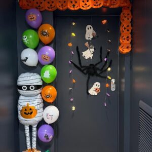 Ana Garcia Martins Instagram - Chegar a casa a correr depois de estar fora uma semana, decorar uma porta em menos de meia hora (porque os meus vizinhos são BUÉ fortes ao nível das decorações), ir buscar criançada à escola, vestir e enfeitar uma para tentar ir minimamente assustadora a uma festa de Halloween… QUEM É QUE INVENTOU ESTA BRINCADEIRA???