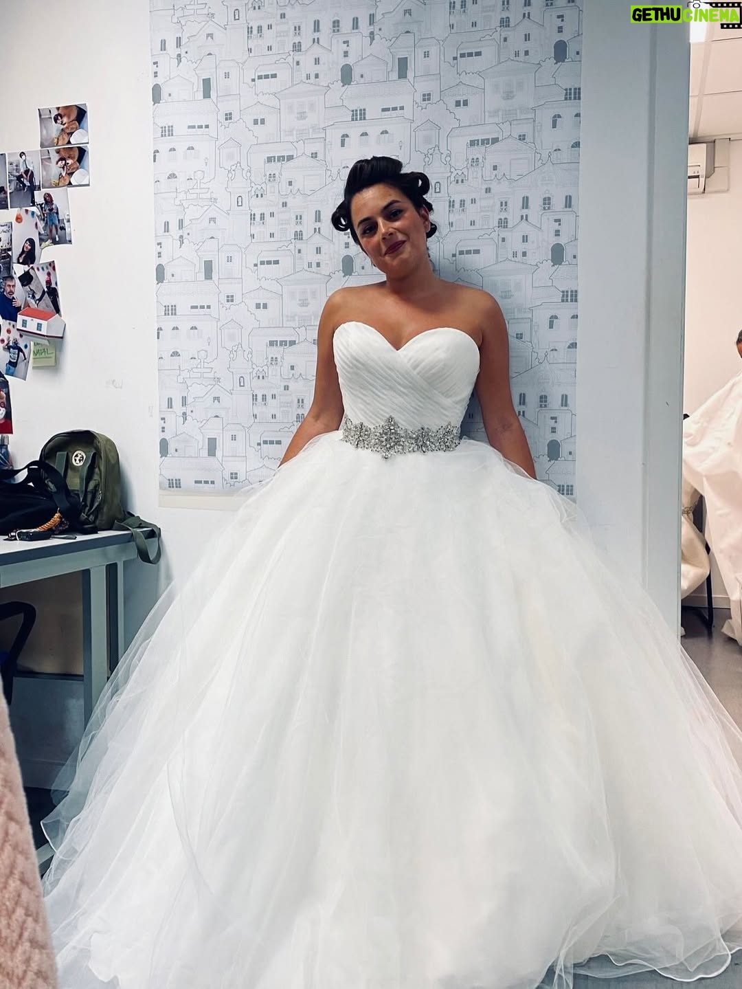 Ana Guiomar - 18.7K Likes - Ultimamente têm me perguntado quantas vezes me casei na ficção, curiosamente nunca tinha pensado sobre…
Mais do que casar várias vezes,também é muito giro casar em várias épocas…💫
Pelas minhas contas umas quatro.
