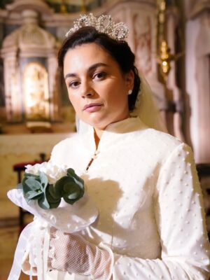 Ana Guiomar Instagram - Ultimamente têm me perguntado quantas vezes me casei na ficção, curiosamente nunca tinha pensado sobre…
Mais do que casar várias vezes,também é muito giro casar em várias épocas…💫
Pelas minhas contas umas quatro.