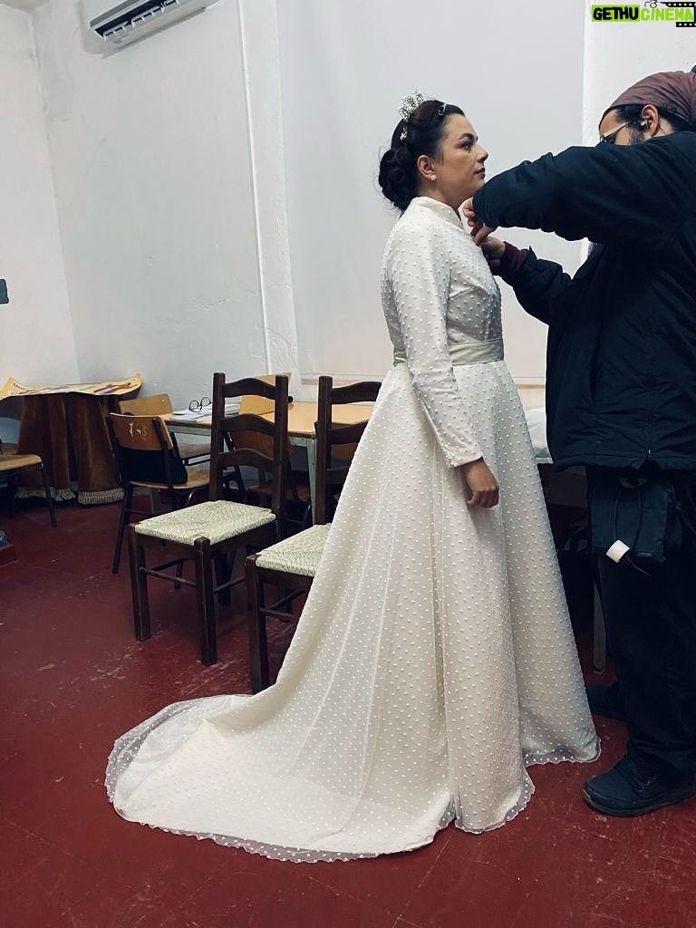 Ana Guiomar - 18.7K Likes - Ultimamente têm me perguntado quantas vezes me casei na ficção, curiosamente nunca tinha pensado sobre…
Mais do que casar várias vezes,também é muito giro casar em várias épocas…💫
Pelas minhas contas umas quatro.