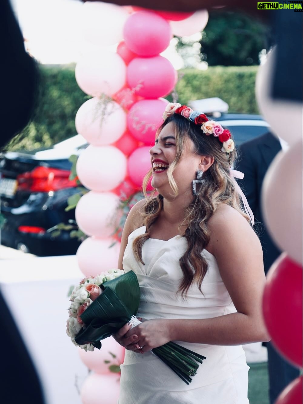 Ana Guiomar - 18.7K Likes - Ultimamente têm me perguntado quantas vezes me casei na ficção, curiosamente nunca tinha pensado sobre…
Mais do que casar várias vezes,também é muito giro casar em várias épocas…💫
Pelas minhas contas umas quatro.
