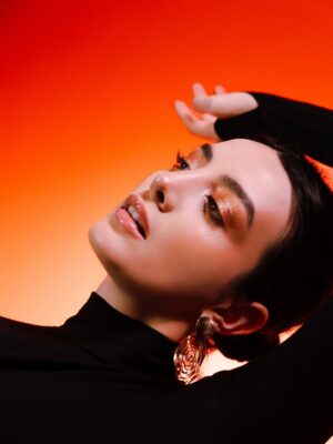 Ana Pau Castell Instagram - where gold meets fire 🫀 
.

fotazas que hicimos @josecolin…andabamos con inspo del atardecer 🌅 
.
.
mua: @darienschatz