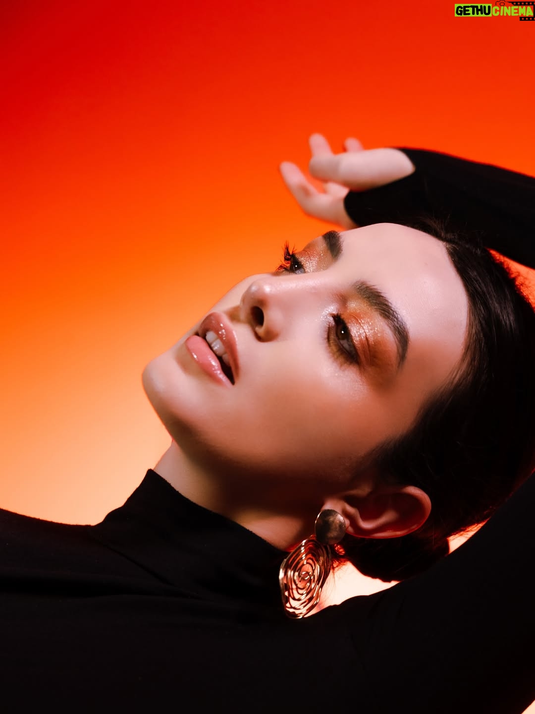 Ana Pau Castell - 24.4K Likes - where gold meets fire 🫀 
.

fotazas que hicimos @josecolin…andabamos con inspo del atardecer 🌅 
.
.
mua: @darienschatz