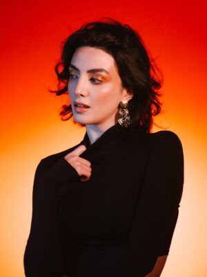 Ana Pau Castell Instagram - where gold meets fire 🫀 
.

fotazas que hicimos @josecolin…andabamos con inspo del atardecer 🌅 
.
.
mua: @darienschatz