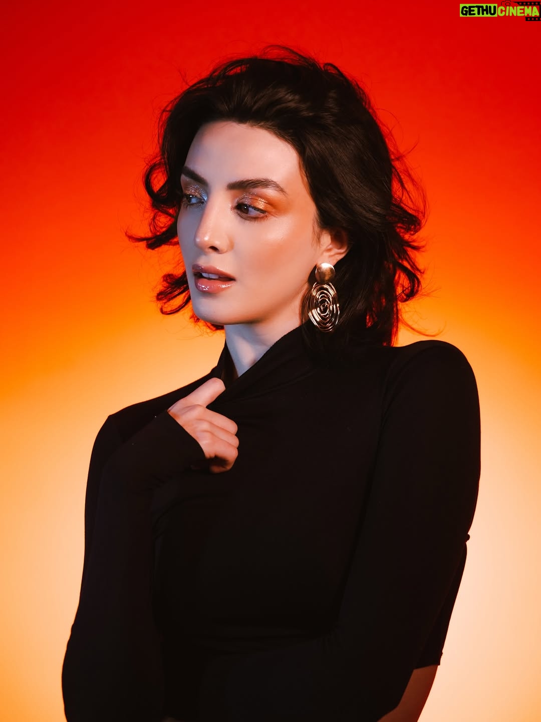 Ana Pau Castell - 24.4K Likes - where gold meets fire 🫀 
.

fotazas que hicimos @josecolin…andabamos con inspo del atardecer 🌅 
.
.
mua: @darienschatz