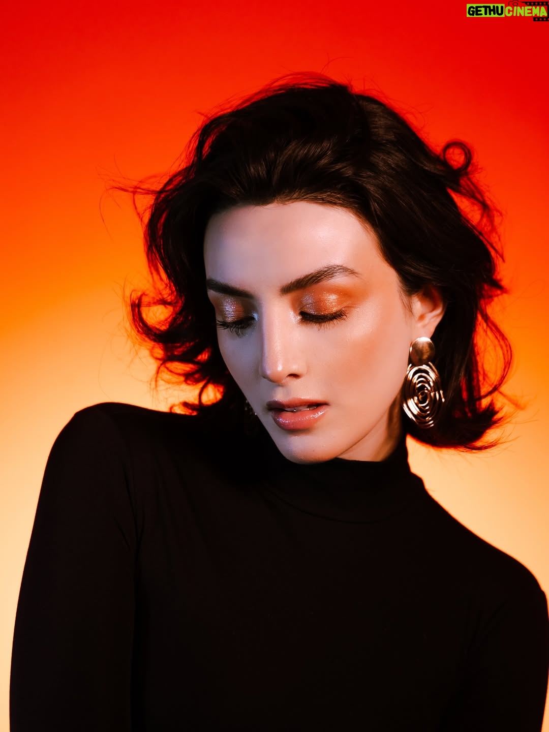 Ana Pau Castell - 24.4K Likes - where gold meets fire 🫀 
.

fotazas que hicimos @josecolin…andabamos con inspo del atardecer 🌅 
.
.
mua: @darienschatz