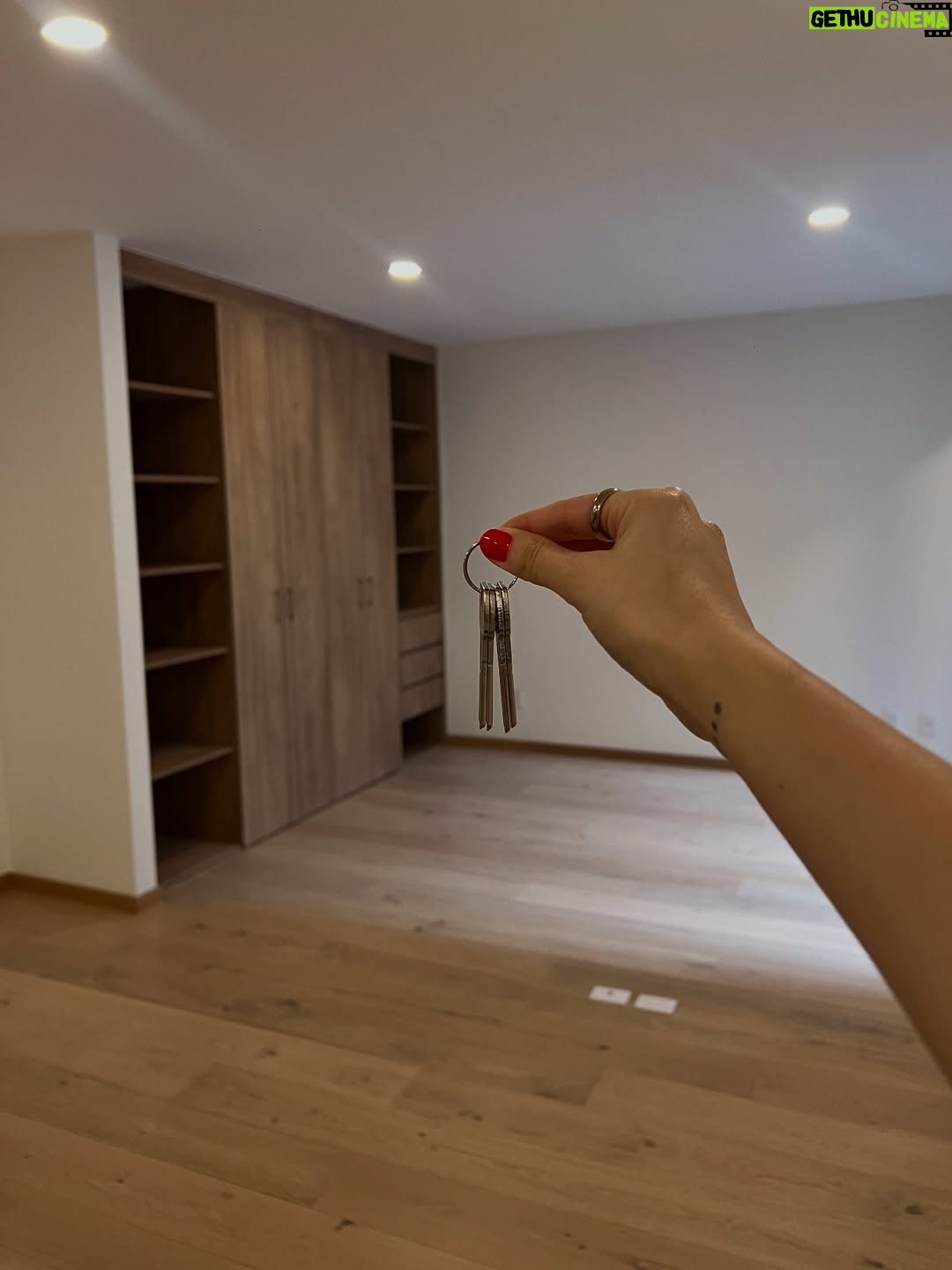 Ana Pau Castell - 23.6K Likes - home owner 🏡✨!! nunca imaginé que iba a escribir estas palabras tan pronto pero…tengo mi primer depa !! 

Esto ha sido trabajo, dudas, paciencia, fe, y muchos saltos al vacío.
Hoy se siente como un mini milagro.

A quien esté soñando con algo grande: sí se puede.
Poquito a poco, paso a paso !!!