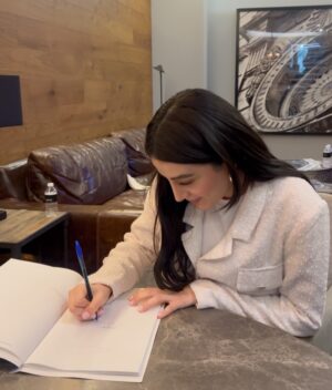 Ana Pau Castell Instagram - home owner 🏡✨!! nunca imaginé que iba a escribir estas palabras tan pronto pero…tengo mi primer depa !! 

Esto ha sido trabajo, dudas, paciencia, fe, y muchos saltos al vacío.
Hoy se siente como un mini milagro.

A quien esté soñando con algo grande: sí se puede.
Poquito a poco, paso a paso !!!