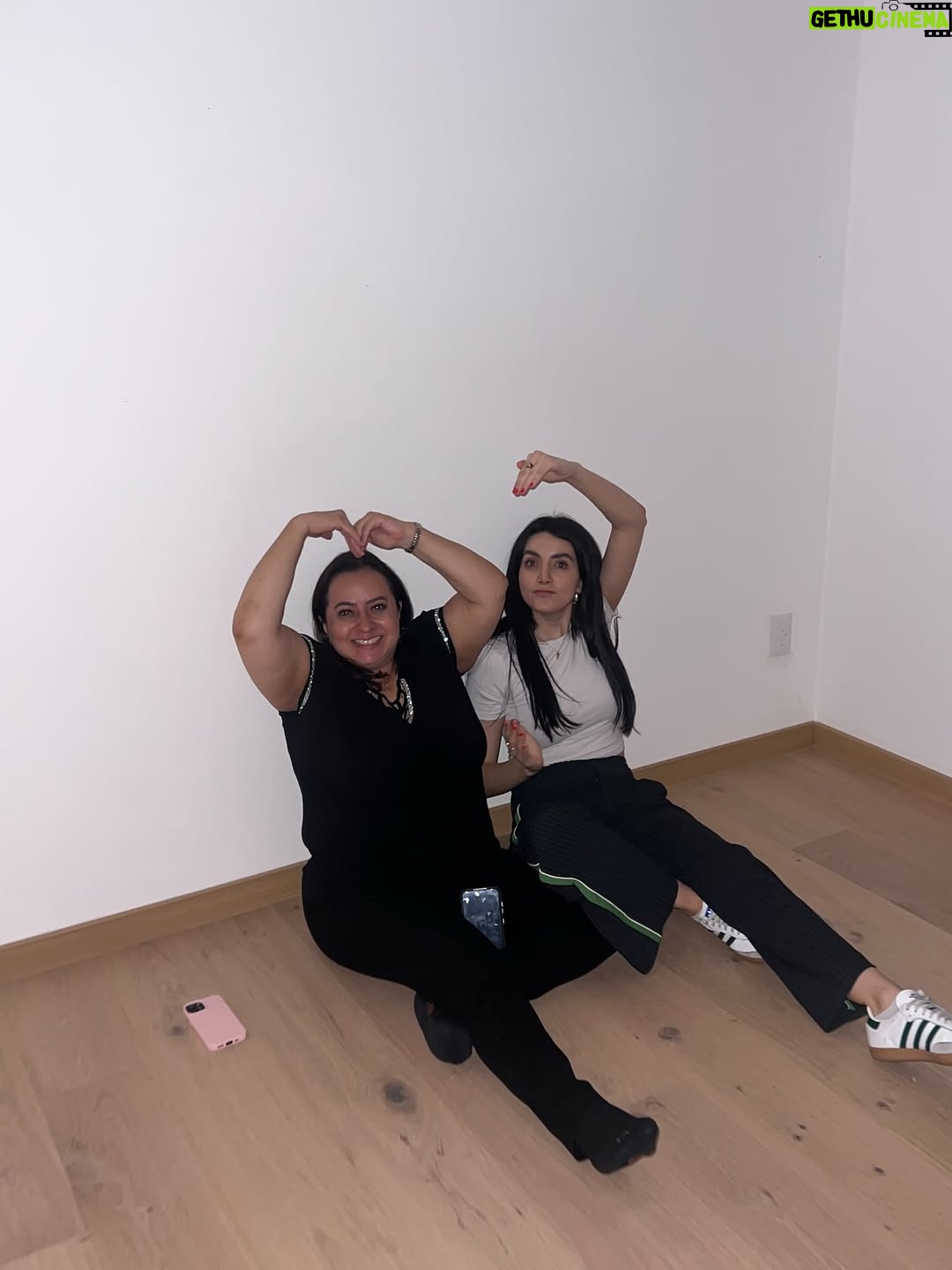 Ana Pau Castell - 23.6K Likes - home owner 🏡✨!! nunca imaginé que iba a escribir estas palabras tan pronto pero…tengo mi primer depa !! 

Esto ha sido trabajo, dudas, paciencia, fe, y muchos saltos al vacío.
Hoy se siente como un mini milagro.

A quien esté soñando con algo grande: sí se puede.
Poquito a poco, paso a paso !!!