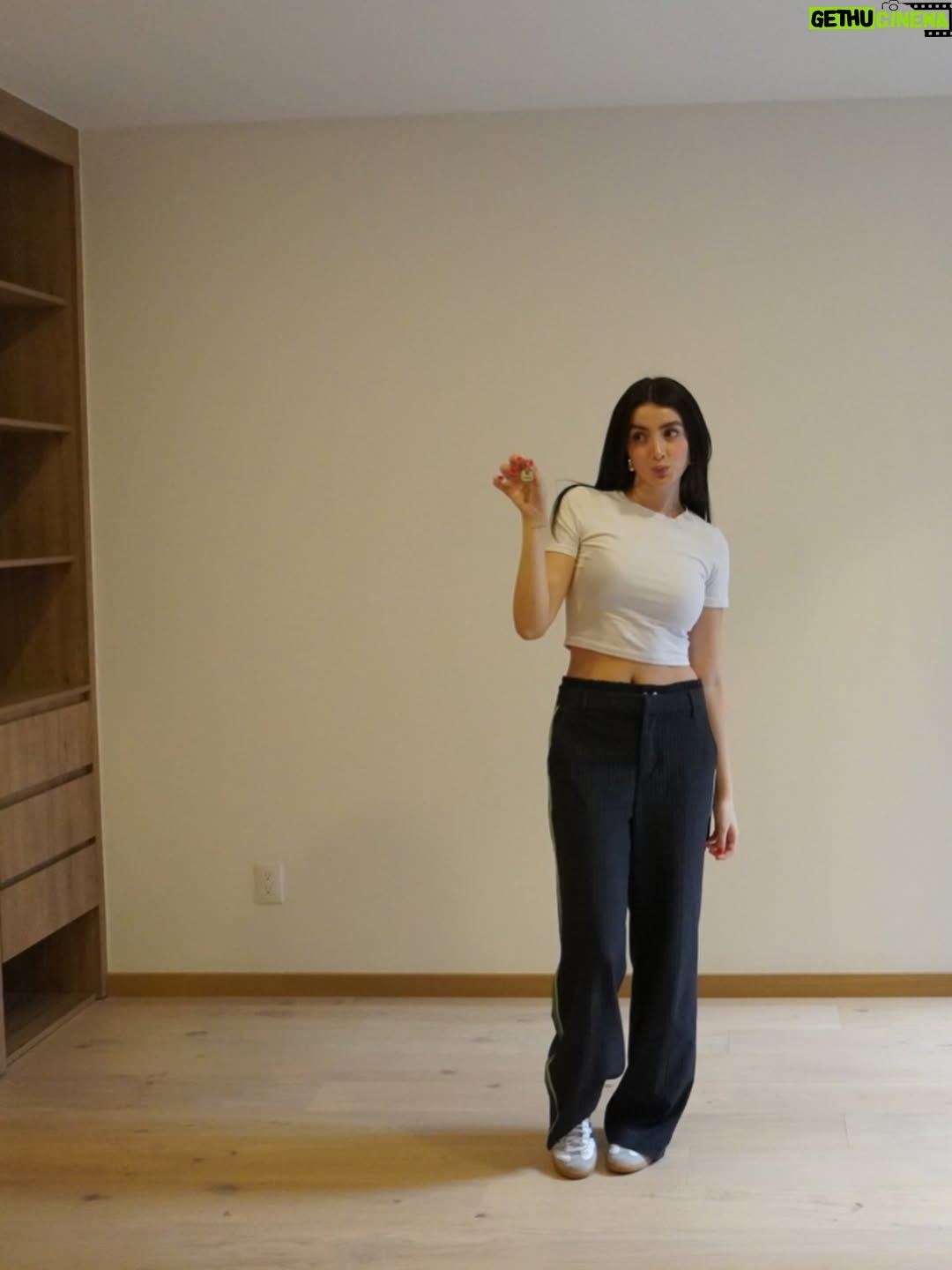 Ana Pau Castell - 23.6K Likes - home owner 🏡✨!! nunca imaginé que iba a escribir estas palabras tan pronto pero…tengo mi primer depa !! 

Esto ha sido trabajo, dudas, paciencia, fe, y muchos saltos al vacío.
Hoy se siente como un mini milagro.

A quien esté soñando con algo grande: sí se puede.
Poquito a poco, paso a paso !!!