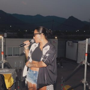 Ana Tijoux Instagram - Cocinando cositas musicales para usted ❤️🍳
Escribiendo junto a mi hermano @djdacel 
Adivina el nombre de nuestro EP????