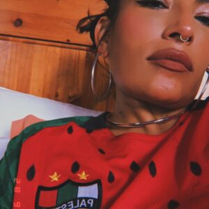 Ana Tijoux Instagram - Cocinando cositas musicales para usted ❤️🍳
Escribiendo junto a mi hermano @djdacel 
Adivina el nombre de nuestro EP????
