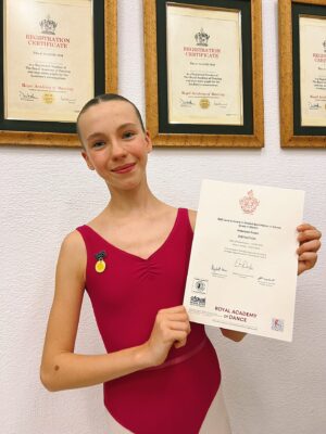 Anastasia Russo Instagram - Golden medal 🥇 at the @royalacademyofdance ballet exam! 🩰 
Thank you to my amazing school @escueladeballetafricaguzman for the love and the trust! happy to continue this upcoming year 🫂